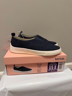 Kensie ladies size 8 Dark Navy Slip-On Canvas Loafers